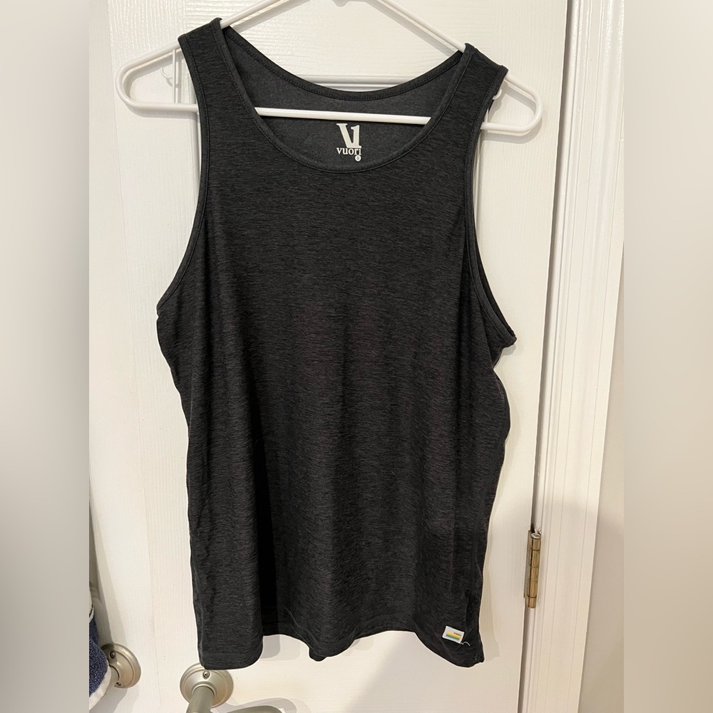 Vuori tank top charcoal gray.